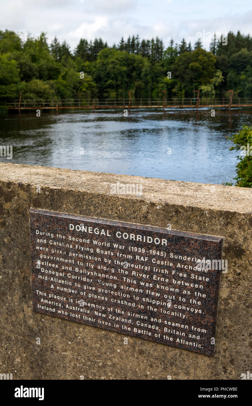 Belleek, Irlanda del Nord - 22 agosto 2018: una targa commemorativa sulla Belleek ponte che attraversa il fiume Erne, che ripercorre la storia della Co Donegal Foto Stock