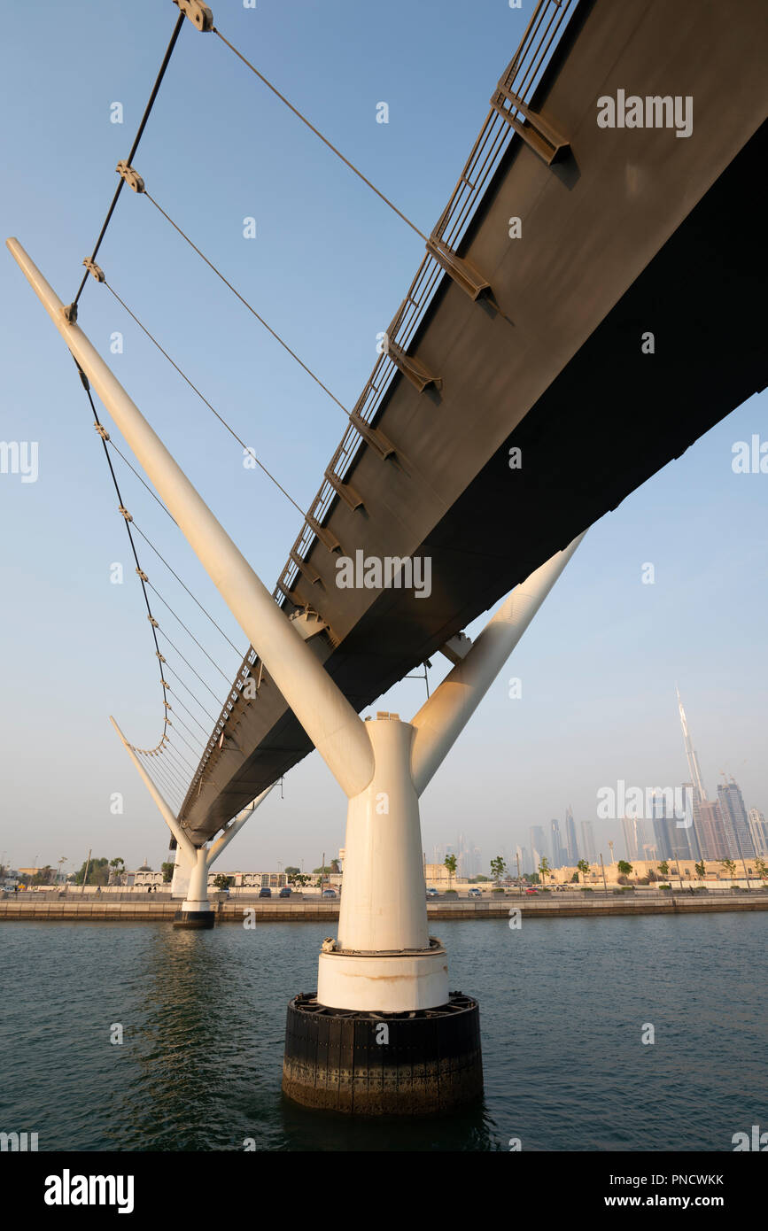 Vista del ponte pedonale che attraversa il nuovo Dubai Canale d'acqua una via navigabile che collega in Dubai Creek e il mare. Emirati Arabi Uniti, Emirati Arabi Uniti Foto Stock