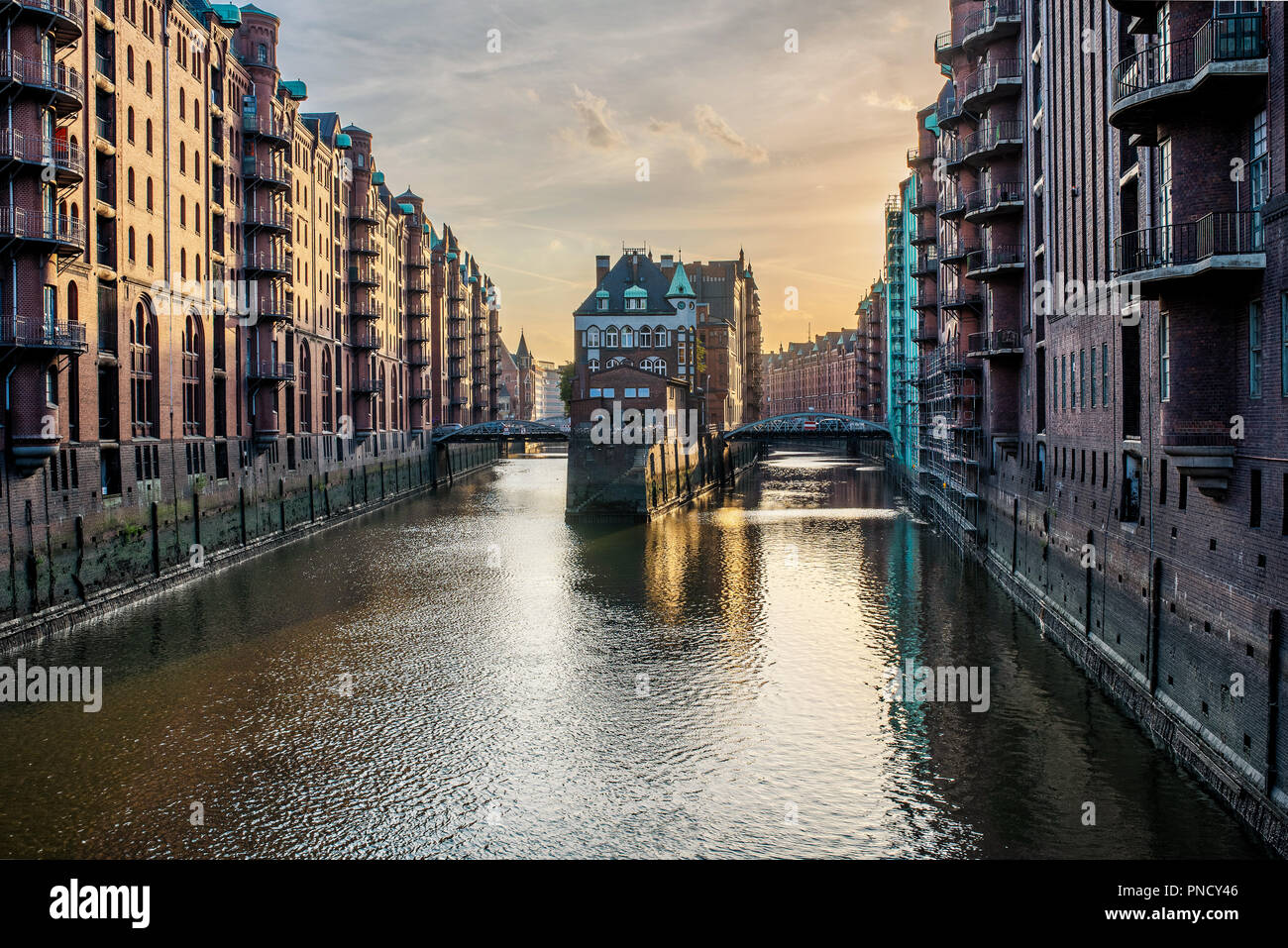 Famoso storico distretto Warehouse Speicherstadt di Amburgo, Germania nella luce del sole serale Foto Stock