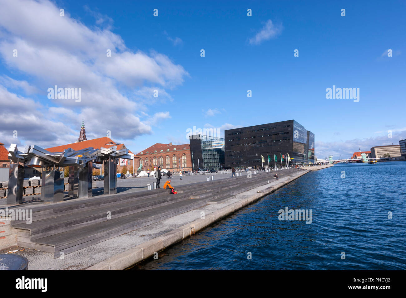 Søren Kierkegaards Plads con la Royal Danish Library, il Diamante Nero libreria, progettato dagli architetti Schmidt Hammer Lassen, Copenhagen, Danimarca. Foto Stock