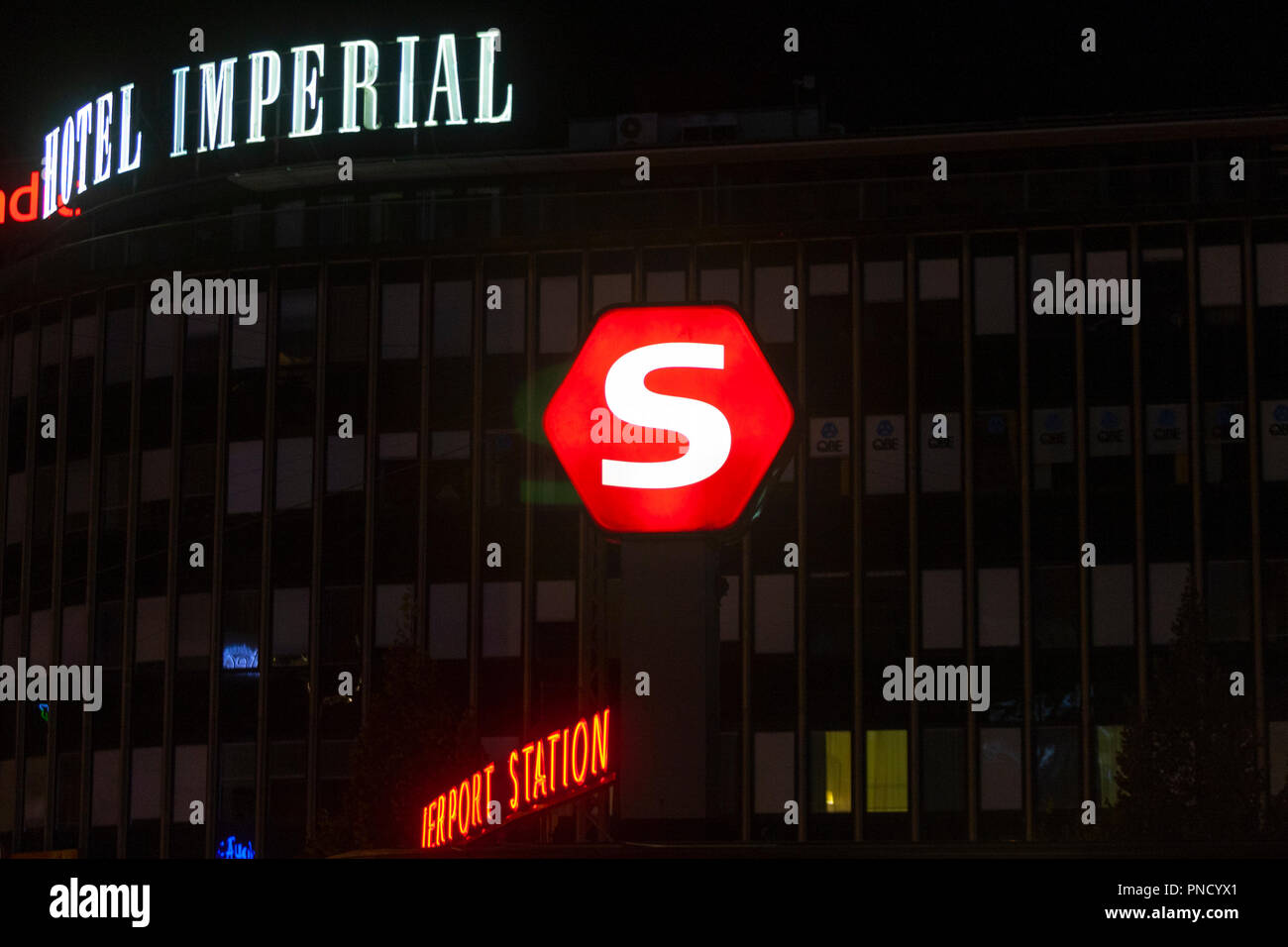 Hotel Imperial e stazione Vesterport a notte, insegne luminose, Copenhagen, Danimarca Foto Stock