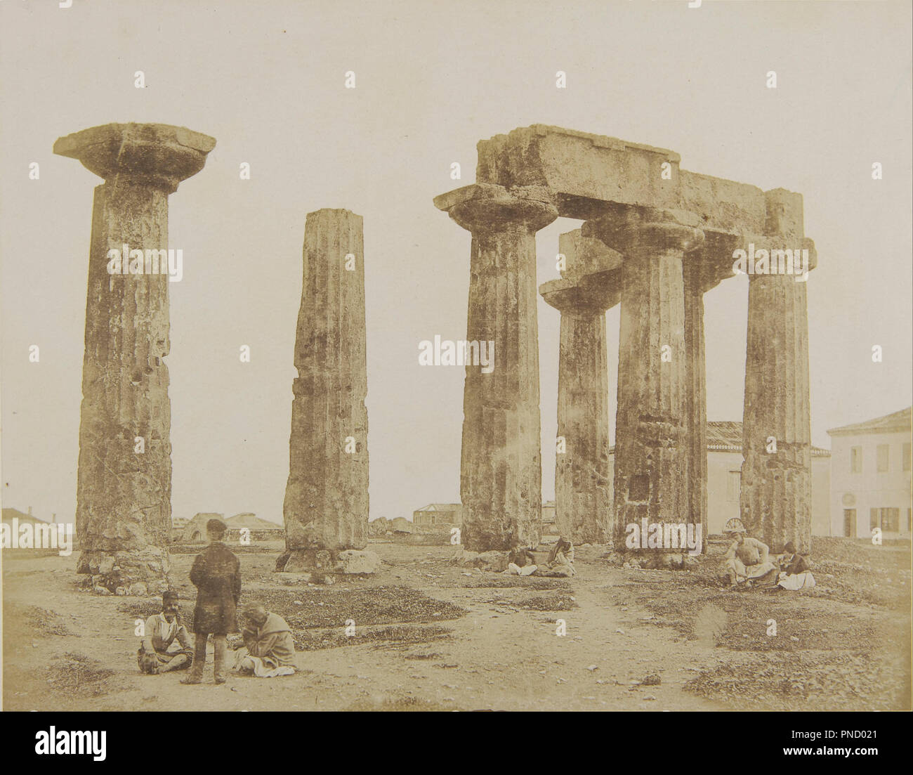 Il Tempio di Apollo a Corinto. Data/Periodo: 1853 - 1854. Fotografia. Altezza: 239 mm (9.40 in); larghezza: 302 mm (11.88 in). Autore: James Robertson. Foto Stock
