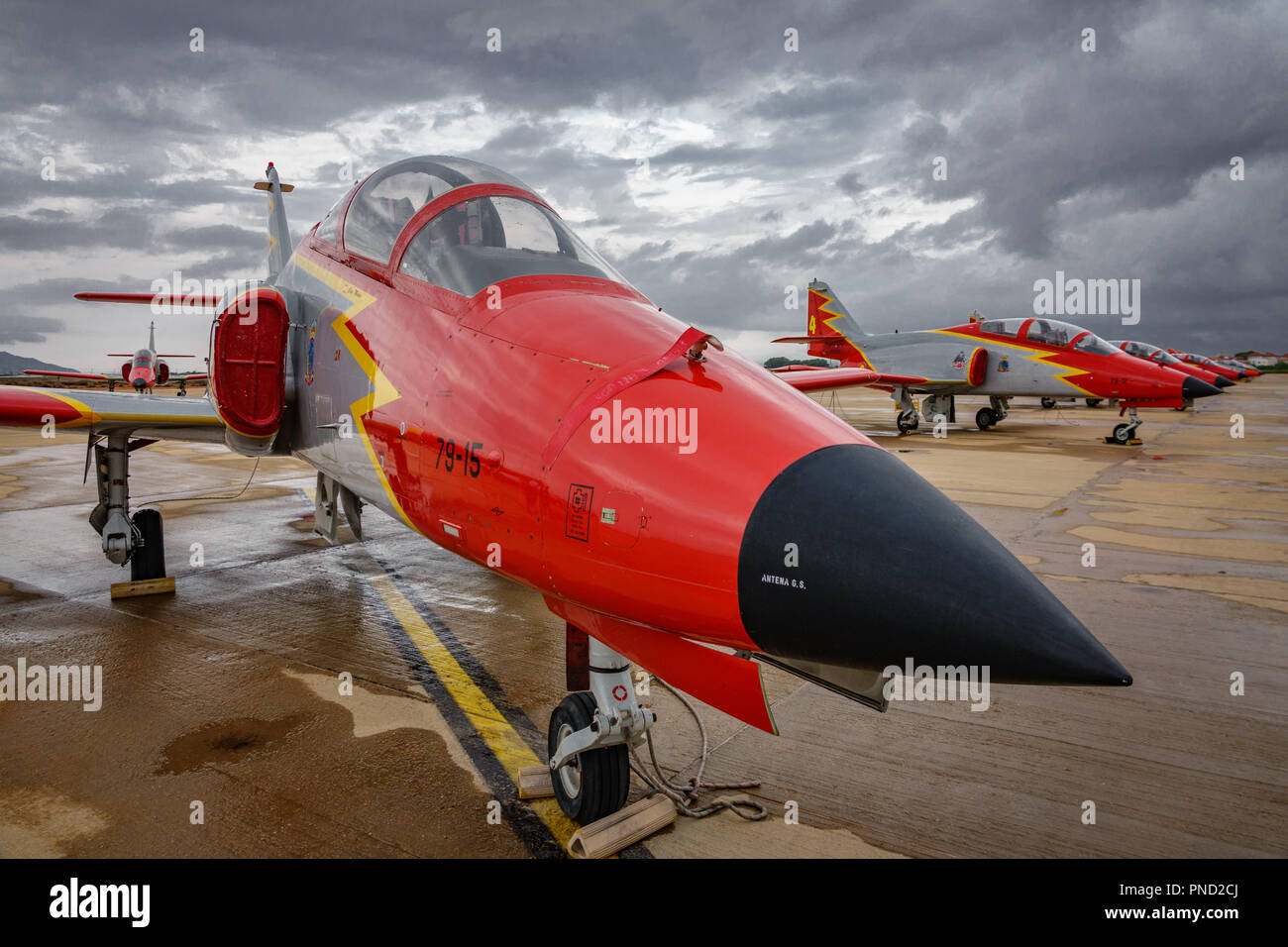 Advanced jet trainer CASA C-101 Aviojet, noto come EAGLE Patrol, contro il cielo nuvoloso. Foto Stock