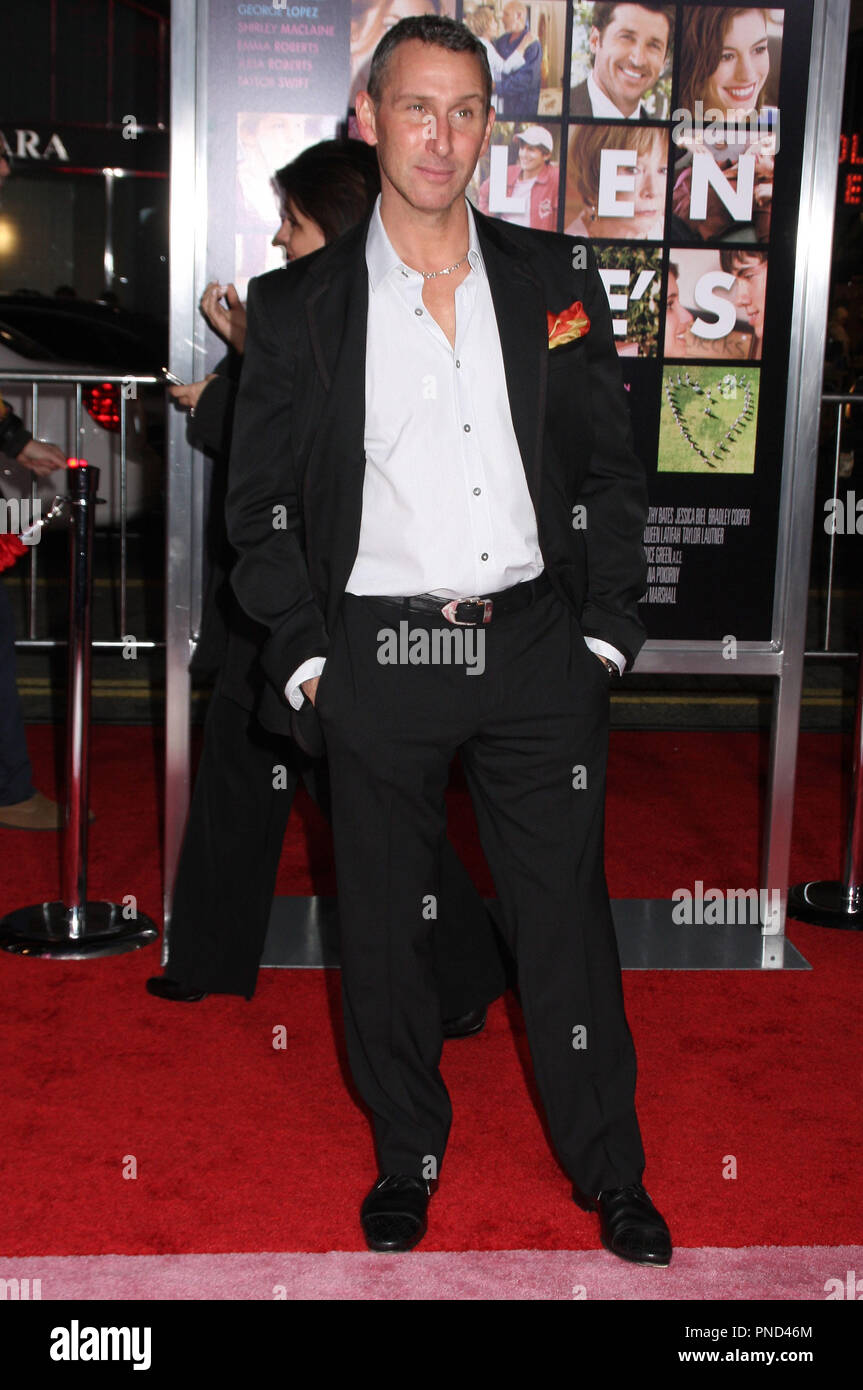 Adam Shankman presso il Los Angeles Premiere mondiale di San Valentino tenutasi presso il Grauman's Chinese Theatre di Hollywood, CA su Lunedi, 8 febbraio 2010. Foto di Pedro Ulayan Gonzaga Pacific Rim Photo Press Riferimento File # AdamShankman01 20810PRPP per solo uso editoriale - Tutti i diritti riservati Foto Stock