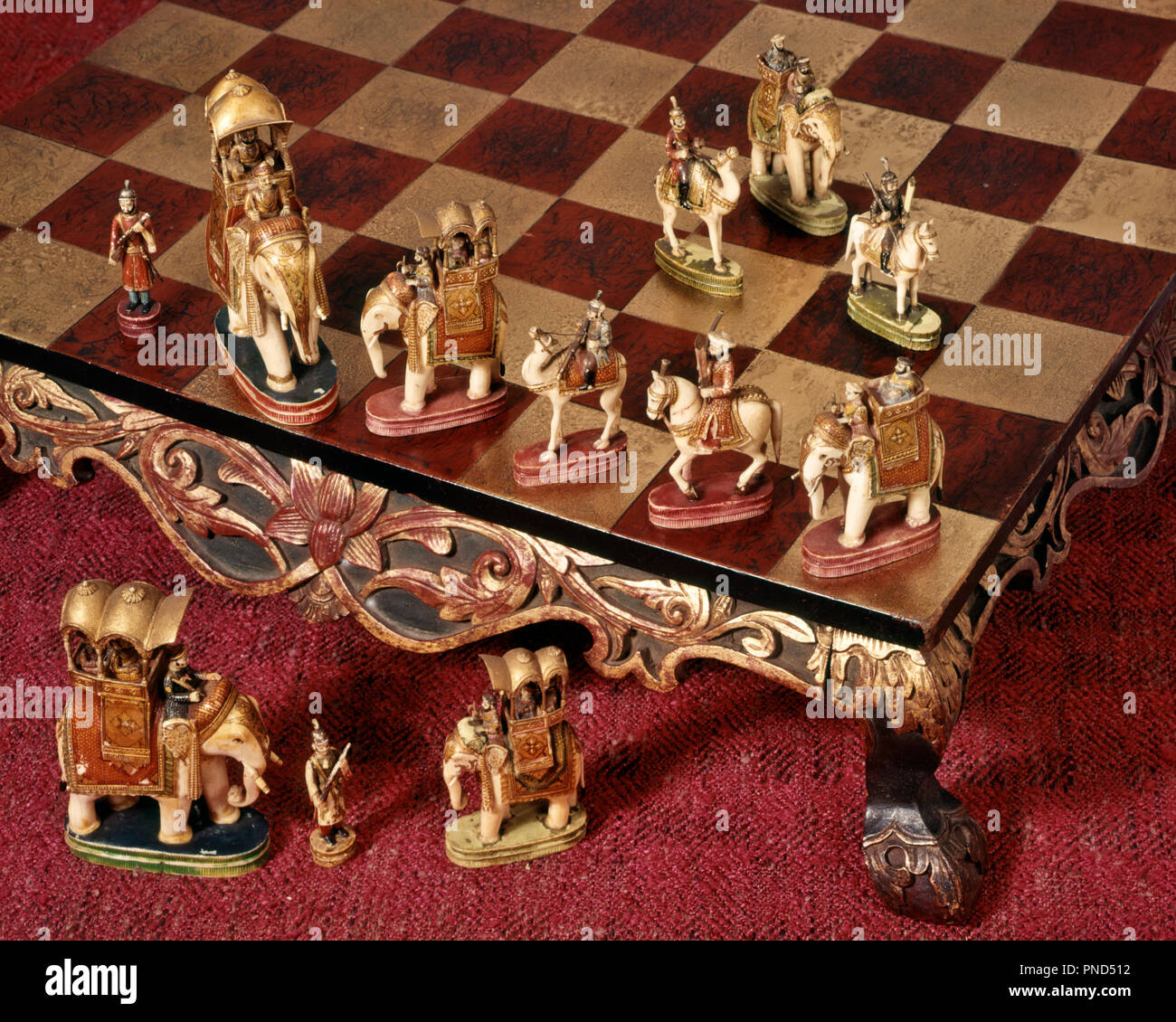 1950 set di scacchi in stile India elefanti e MAHARAJA caccia parte  sollevata sulla scacchiera ornati - ks38472 FRT001 HARS ornati di  ricreazione di occupazioni scolpito scacchiera ancora concettuale vita  elegante fantasia