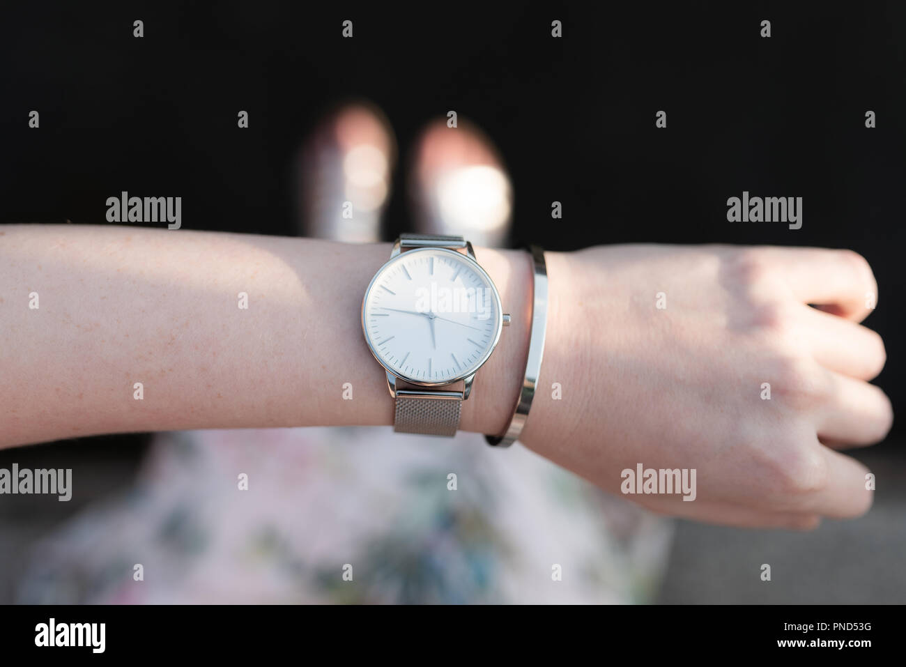 Vista dall'alto di un orologio da polso sul braccio della donna Foto Stock