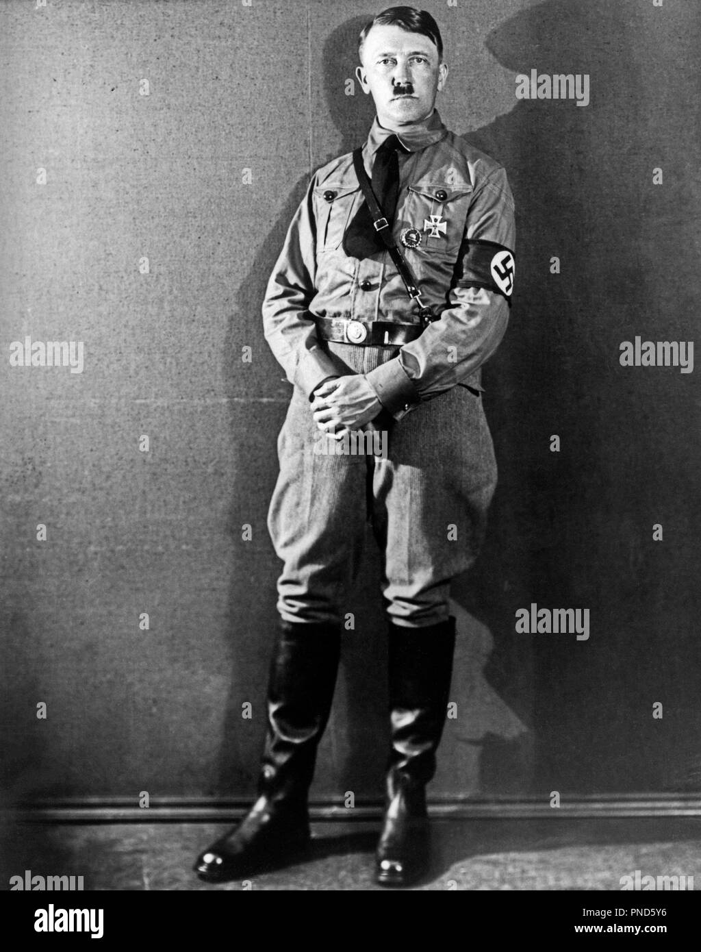 1920s 1930 figura intera in piedi ADOLF HITLER Der Führer indossando MAGLIETTA MARRONE UNIFORME CON SVASTICA FASCIA BRACCIO GUARDANDO TELECAMERA - Q72075 CPC001 HARS personalità famose LEADERSHIP MONSTER WORLD WAR II DITTATORE SWASTIKA LA POLITICA ADOLF DER infame assassino fascista nazista ADOLF HITLER CONFLITTI DER FÜHRER FÜHRER GENOCIDIO MID-adulto metà uomo adulto assassinio di personalità suicidio combattendo in bianco e nero di etnia caucasica persona famosa in vecchio stile Foto Stock