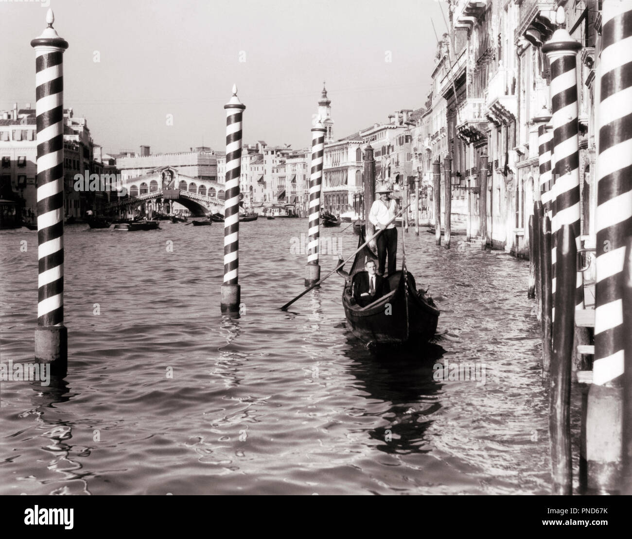 1920s 1930 Gondola sul Canal Grande Venezia Italia - r7238 HAR001 HARS in vecchio stile Foto Stock