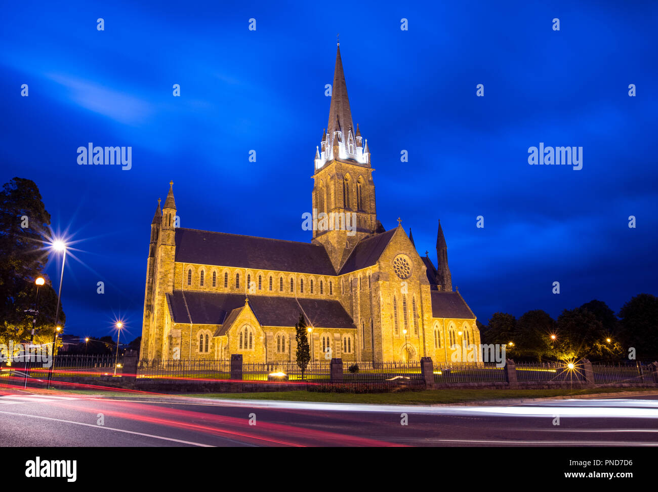 Un tramonto-volta vista della magnifica Cattedrale di Santa Maria a Killarney, nella contea di Kerry, Repubblica di Irlanda. Foto Stock