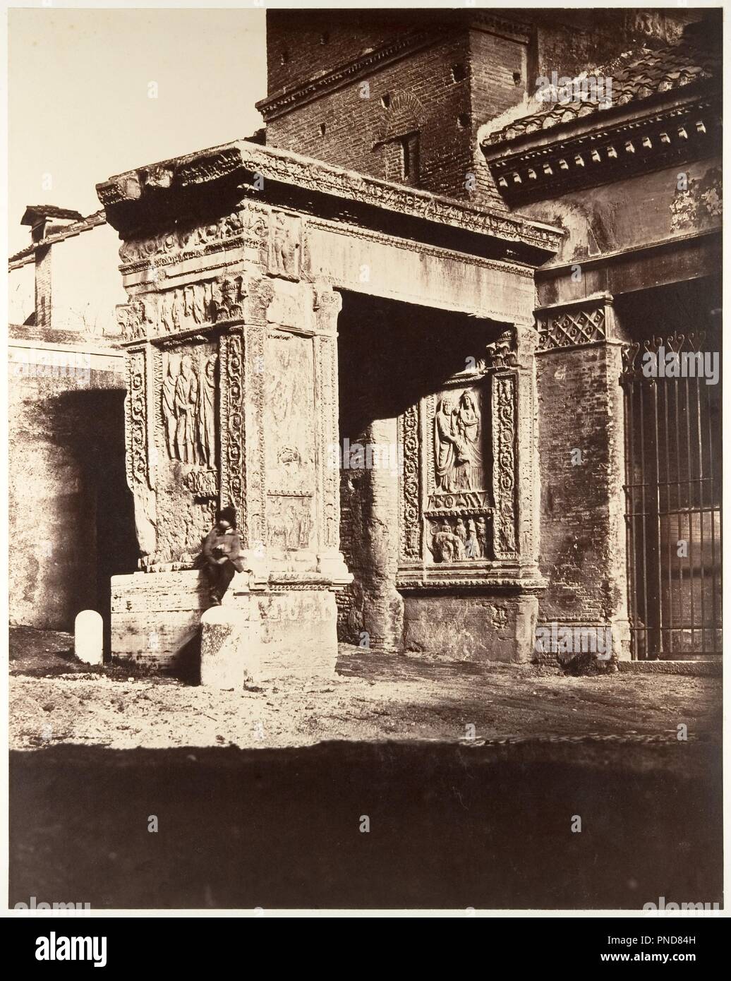 [Arch degli argentarii, o, Goldsmith's Gate, Roma]. Artista: sconosciuto. Dimensioni: 51,6 x 40,8 cm. (20 5/16 x 16 1/16 in.). Data: 1860s. La grande scala, storico oggetto, ed eleganti di organizzazione formale di questa immagine di attestare il fotografo ad alte ambizioni estetiche. Il Goldsmith's Gate, o Arco della oreficeria, fu costruito da banchieri e mercanti di bestiame in A.D. 204 in onore di Settimio Severo e la sua famiglia; il rilievo interno La scultura raffigura l'imperatore romano con la moglie Giulia Domna. Il sito è stato registrato da molti fotografi che hanno viaggiato a Roma, compresi Rober Foto Stock