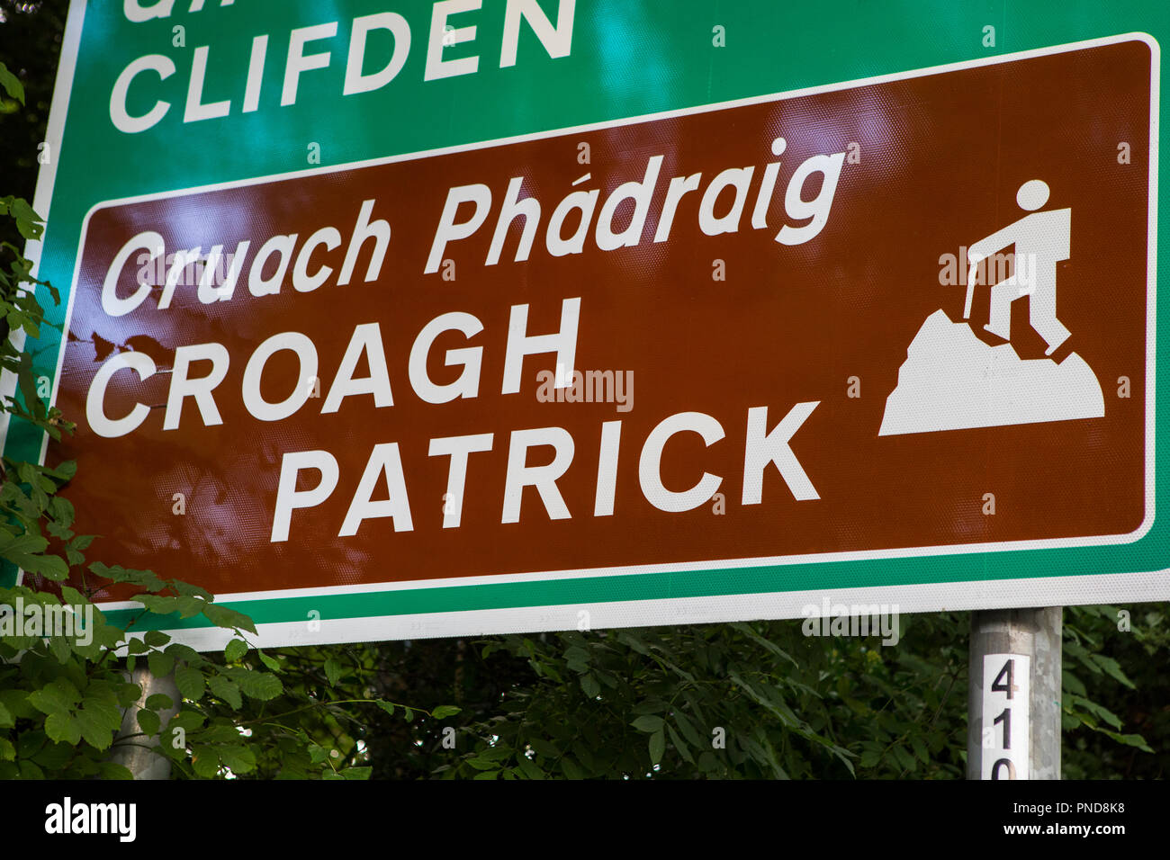 Un cartello stradale che mostra la montagna e un importante luogo di pellegrinaggio Croagh Patrick nella contea di Mayo, Irlanda. Foto Stock