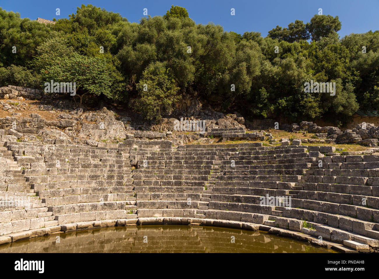 Butrinto, Albania- 29 giugno 2014: i ruderi del Teatro di Buthrotum, antica greca e poi romana e sede vescovile in Epiro Foto Stock