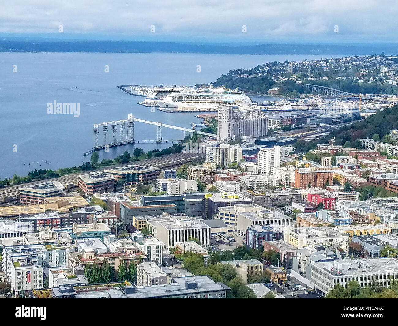 Vista del centro cittadino di Seattle dal ponte di osservazione dello Space Needle di Puget Sound e di due navi da crociera nel porto di Bainbridge Island in background. Foto Stock