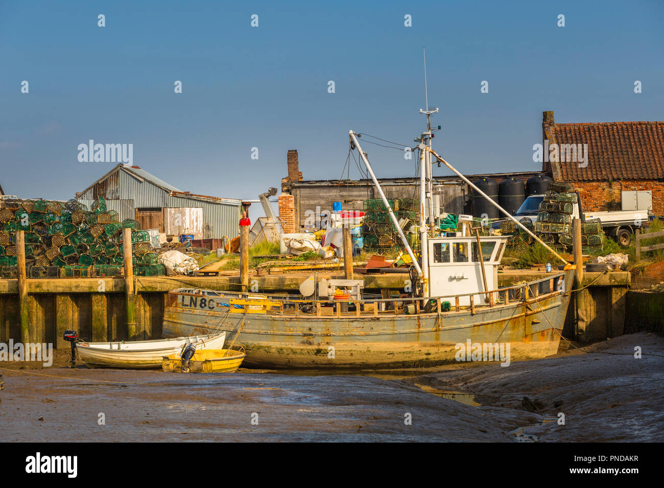 Un carvel costruite barche da pesca a Brancaster Staithe. Foto Stock