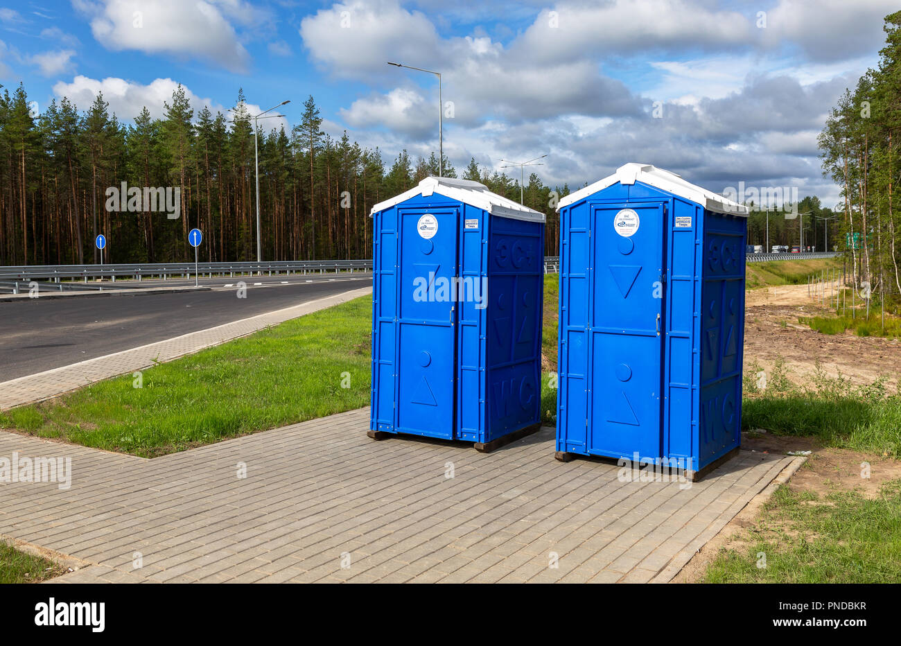 Novgorod, Russia - Agosto 7, 2018: Mobile toilette pubblica al russo autostrada numero M11 nel giorno di estate Foto Stock