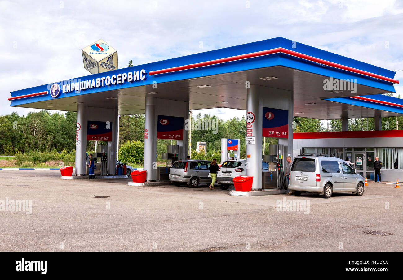 Novgorod, Russia - Agosto 7, 2018: Kirishiautoservice stazione di gas nella soleggiata giornata estiva. Uno dei russi le stazioni di gas Foto Stock