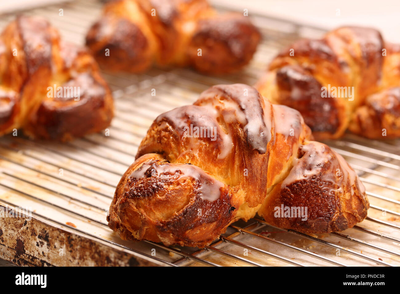 Croissant fresco nel panificio di metallo sul vassoio antigoccia sfondo Foto Stock