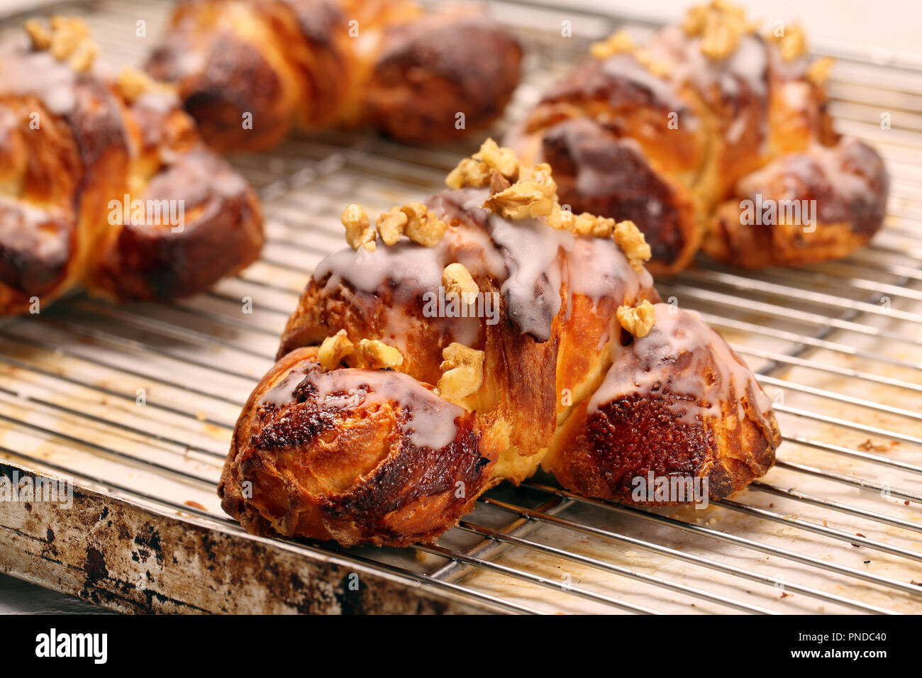 Croissant fresco con i dadi in panetteria di metallo sul vassoio antigoccia sfondo Foto Stock