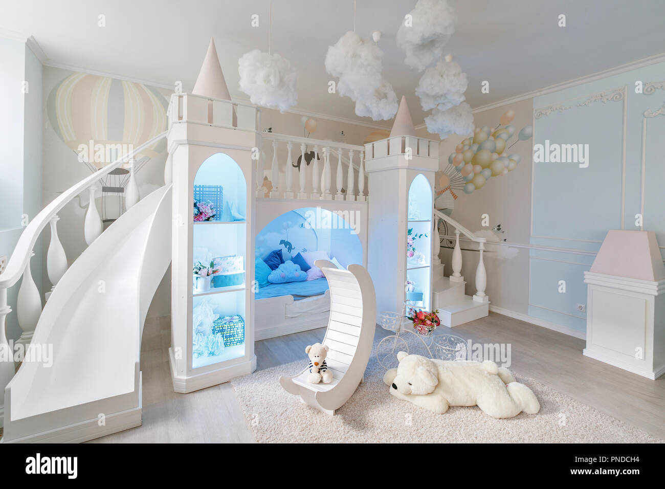 Interno di una spaziosa sala per bambini. Il castello di decorativo con letto interno, gioco slitta e scale Foto Stock