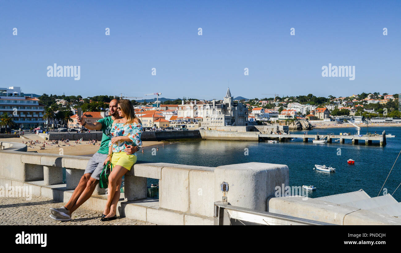 Cascais, Portogallo - 20 Settembre 2018: l uomo e la donna posa per una selfie si affaccia sul meraviglioso mare cityscape di Cascais nel giorno di estate Foto Stock