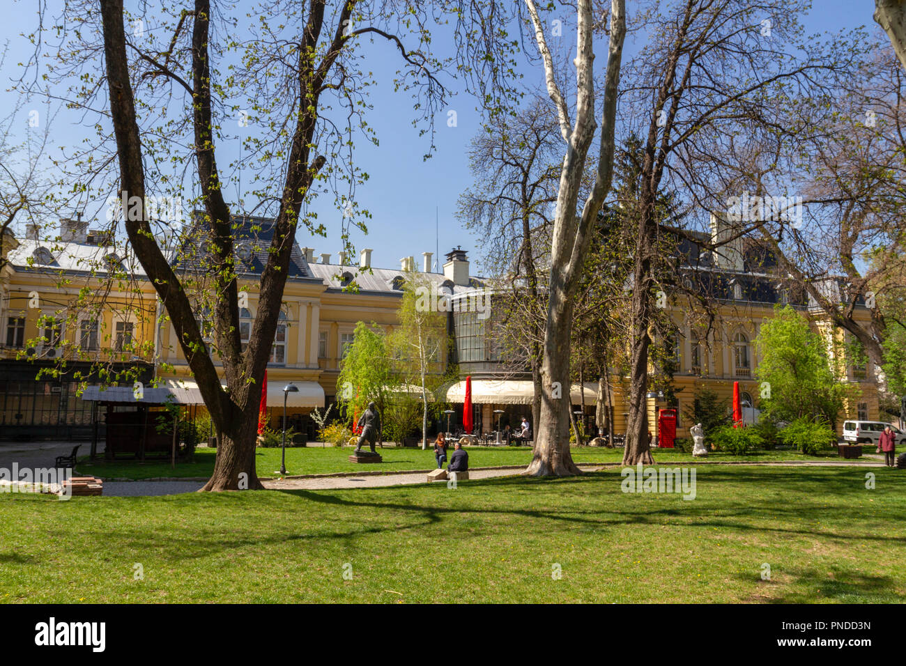 Vista posteriore della Galleria Nazionale di Arte Moderna dal Royal Garden,Sofia, Bulgaria. Foto Stock