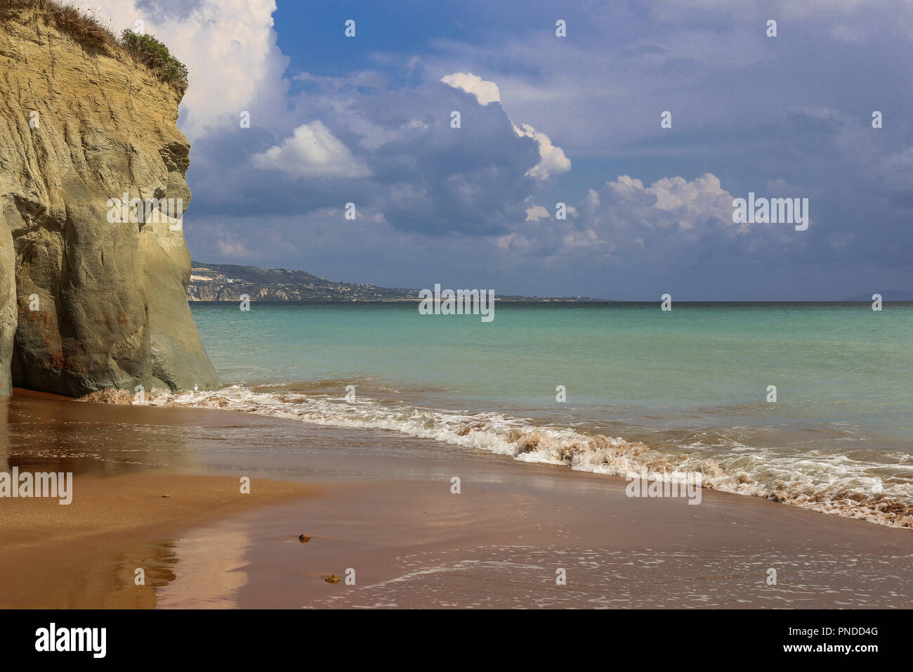 Foto scattata sul famoso Xi spiaggia con sabbia rossa e pietra di argilla sull'isola del Mar Ionio di Cefalonia, Grecia Foto Stock