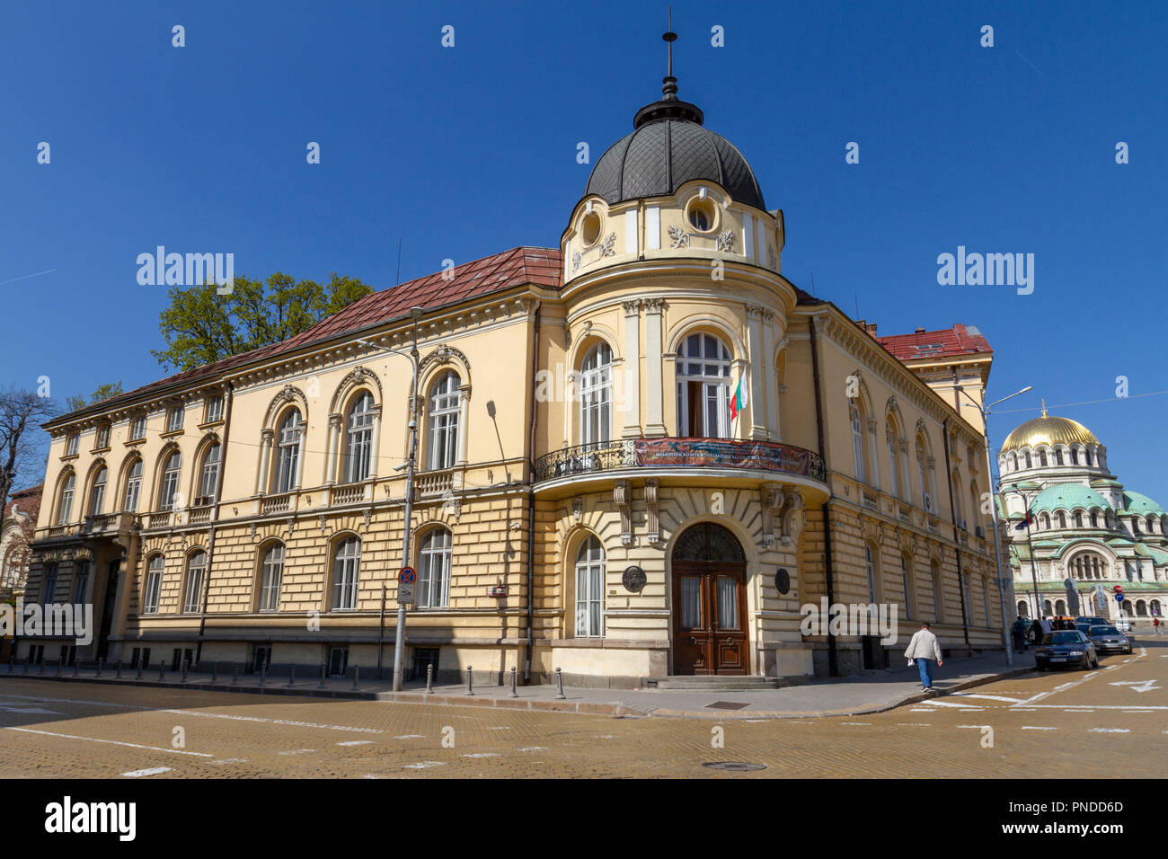 La biblioteca del bulgaro Accademia delle Scienze con la cattedrale Saint Aleksandar Nevski dietro, Sofia, Bulgaria. Foto Stock