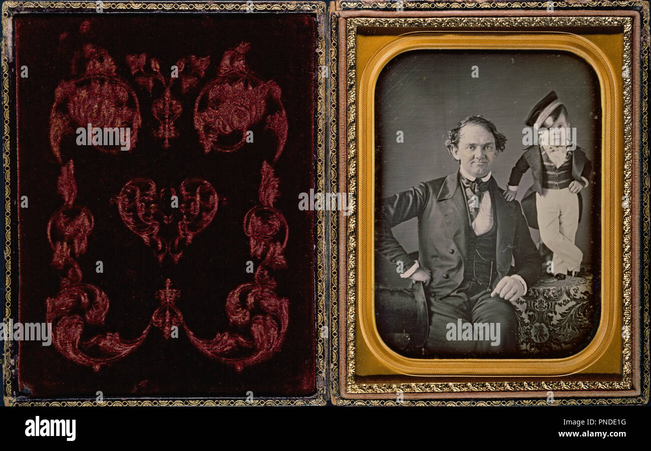 P.T. Barnum e il Generale Tom Thumb. Data/Periodo: ca. 1850. Mezza piastra daguerreotype. Fotografia. Altezza: 154 mm (6,06 in); larghezza: 248 mm (9,76 in). Autore: Samuel Root o Marco Aurelio Root. Foto Stock