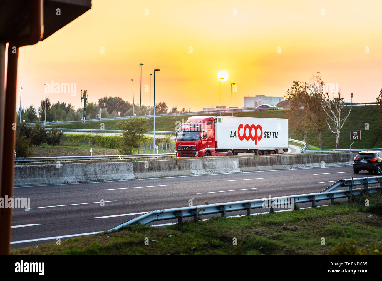 FAENZA (RA), Italia - 20 settembre 2018: carrello con logo COOP in esecuzione su autostrada Foto Stock