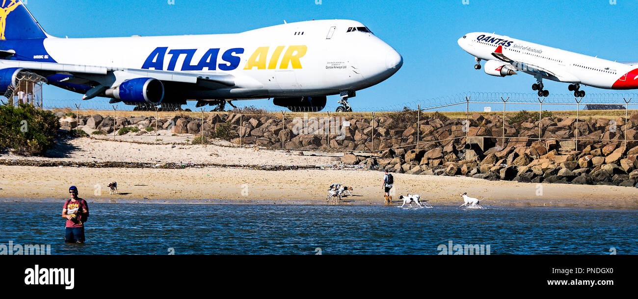 Sydney, Nuovo Galles del Sud, Australia - novembre 6. 2013: Atlas compagnia aerea Boeing 747 commerciali di passeggeri aerei jet tassazione sulla pista di Sydney. Foto Stock