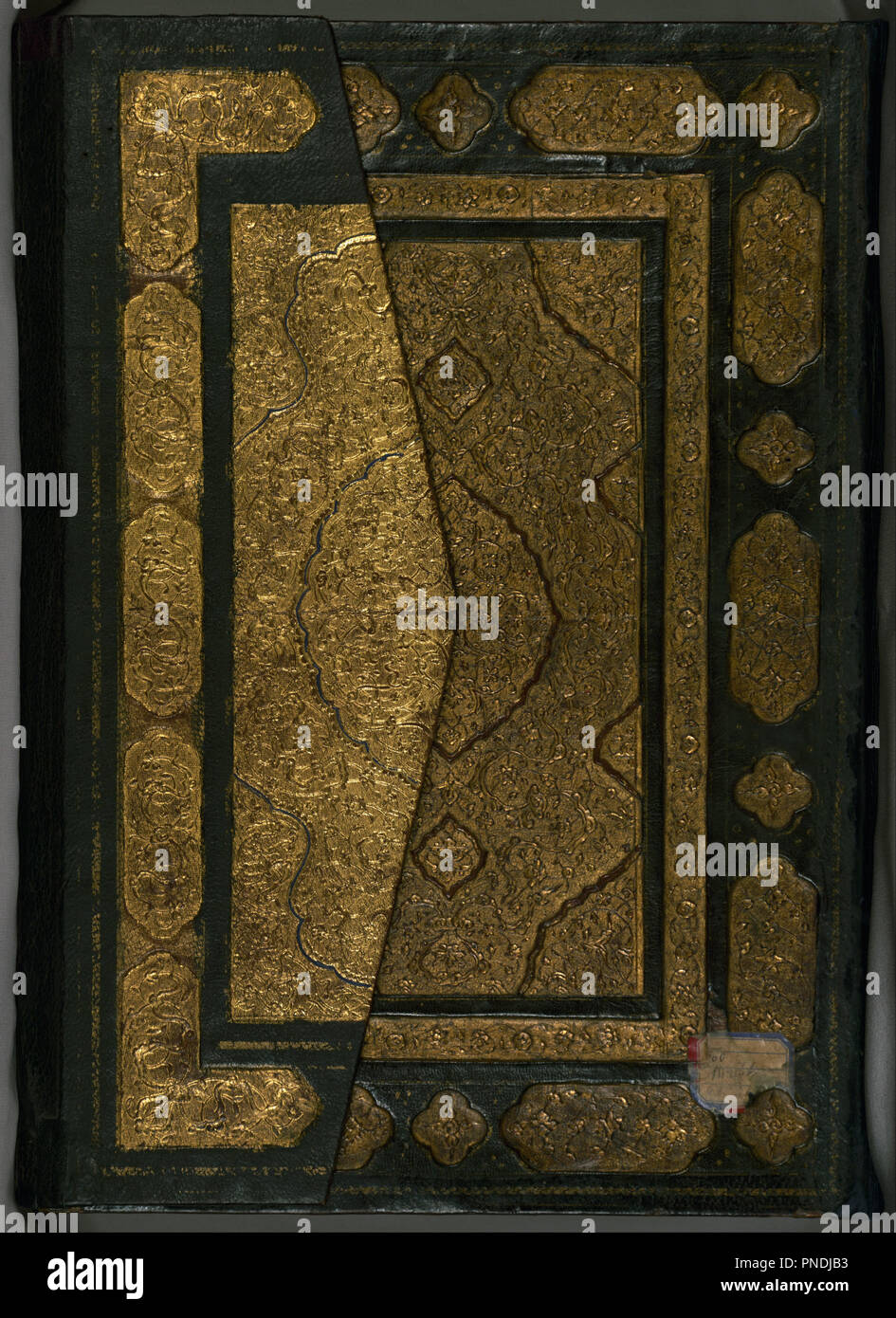 Libro sulla navigazione. Data/Periodo: Ottomano. Manoscritti miniati. Inchiostri e pigmenti su cui la carta europea legati tra pannelli rivestiti di pelle rossa con inchiostro di oro e pigmenti su cui la carta europea legati tra pannelli rivestiti di pelle rossa con oro. Altezza: 35,80 mm (1.40 in); Larghezza: 65,50 mm (2.57 in). Autore: Piri Reis. Foto Stock