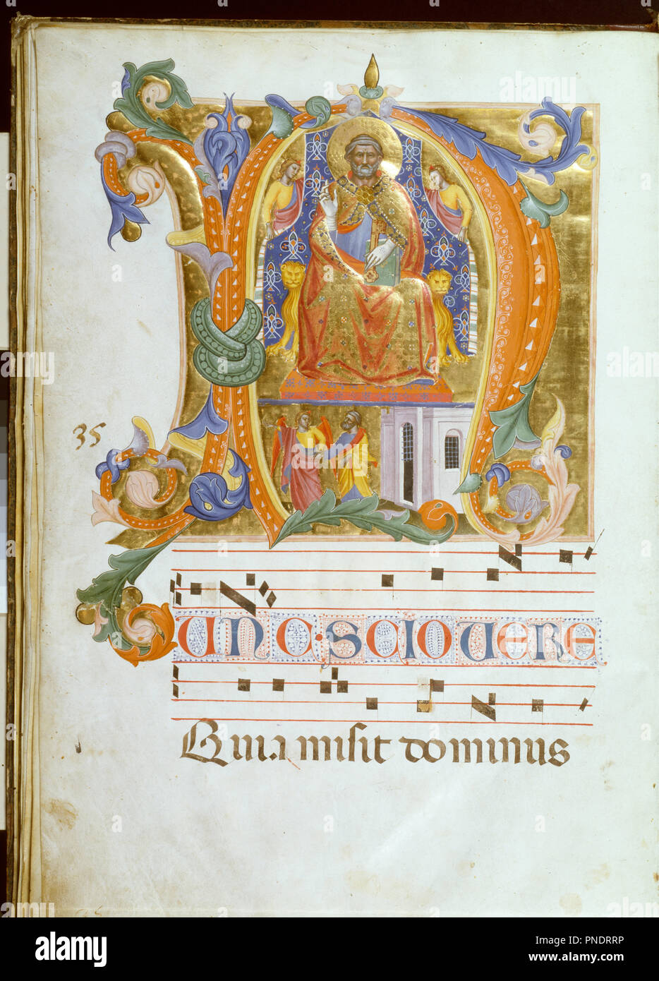 N iniziale con San Pietro in trono e la liberazione di San Pietro. Data/Periodo: ca. 1380 (medievale-rinascimentale). Manoscritti miniati; folio (foglie). Inchiostro, vernice e oro su pergamena inchiostro, vernice e oro su pergamena. Altezza: 60.50 mm (2,38 in); larghezza: 41.80 mm (1,64 in). Autore: CENNI DI FRANCESCO DI SER CENNI. Foto Stock