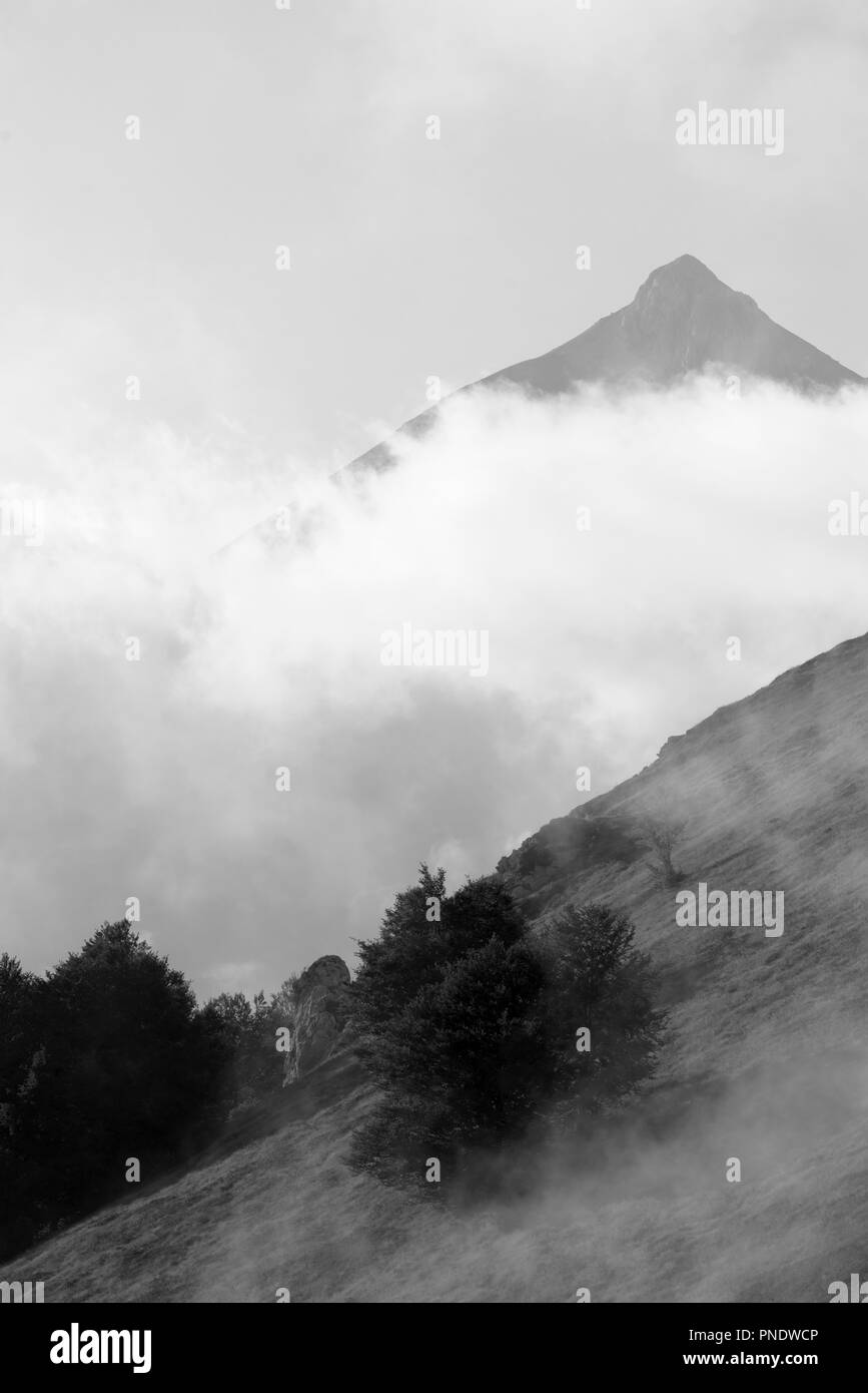 Gran Sasso montagna circondata da nuvole Foto Stock