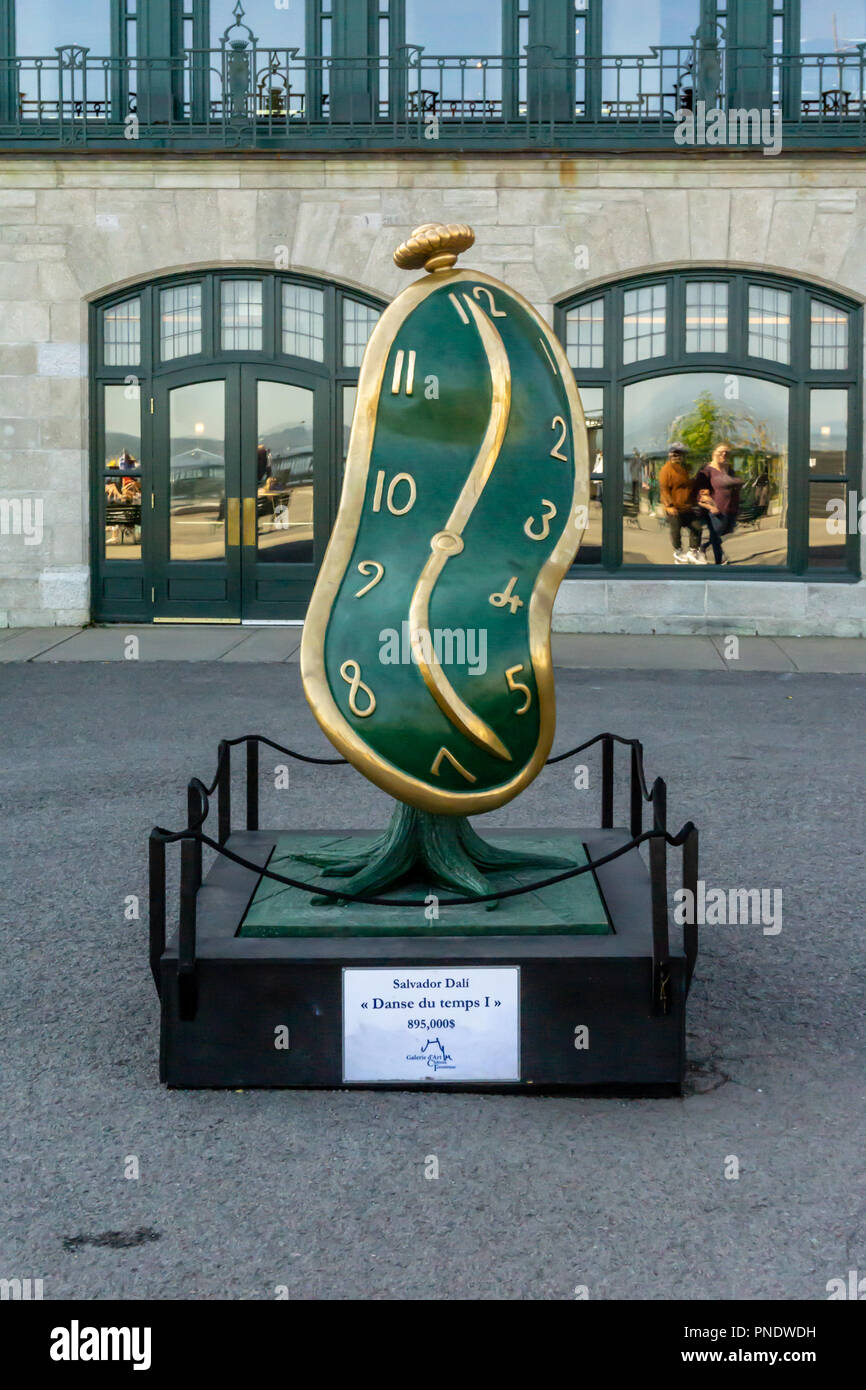 Salvador Dali scultura intitolata 'Danse du temps I' davanti Chateau Frontenac nella Vecchia Quebec City Foto Stock