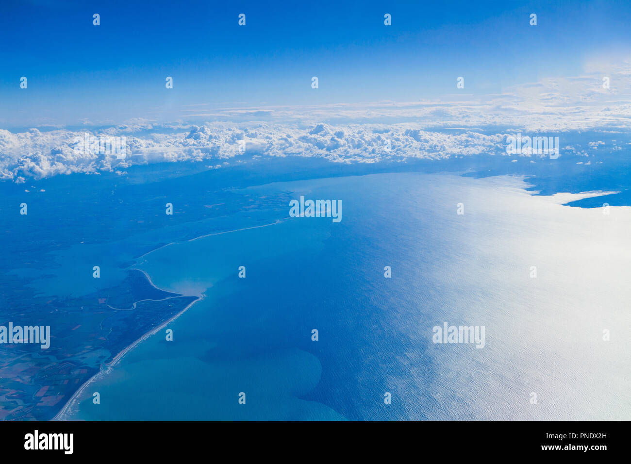 Vista aerea di corpi unici di cumulus temporale nuvole sulla laguna di Venezia e il golfo di Trieste visto attraverso una finestra di aereo. Foto Stock