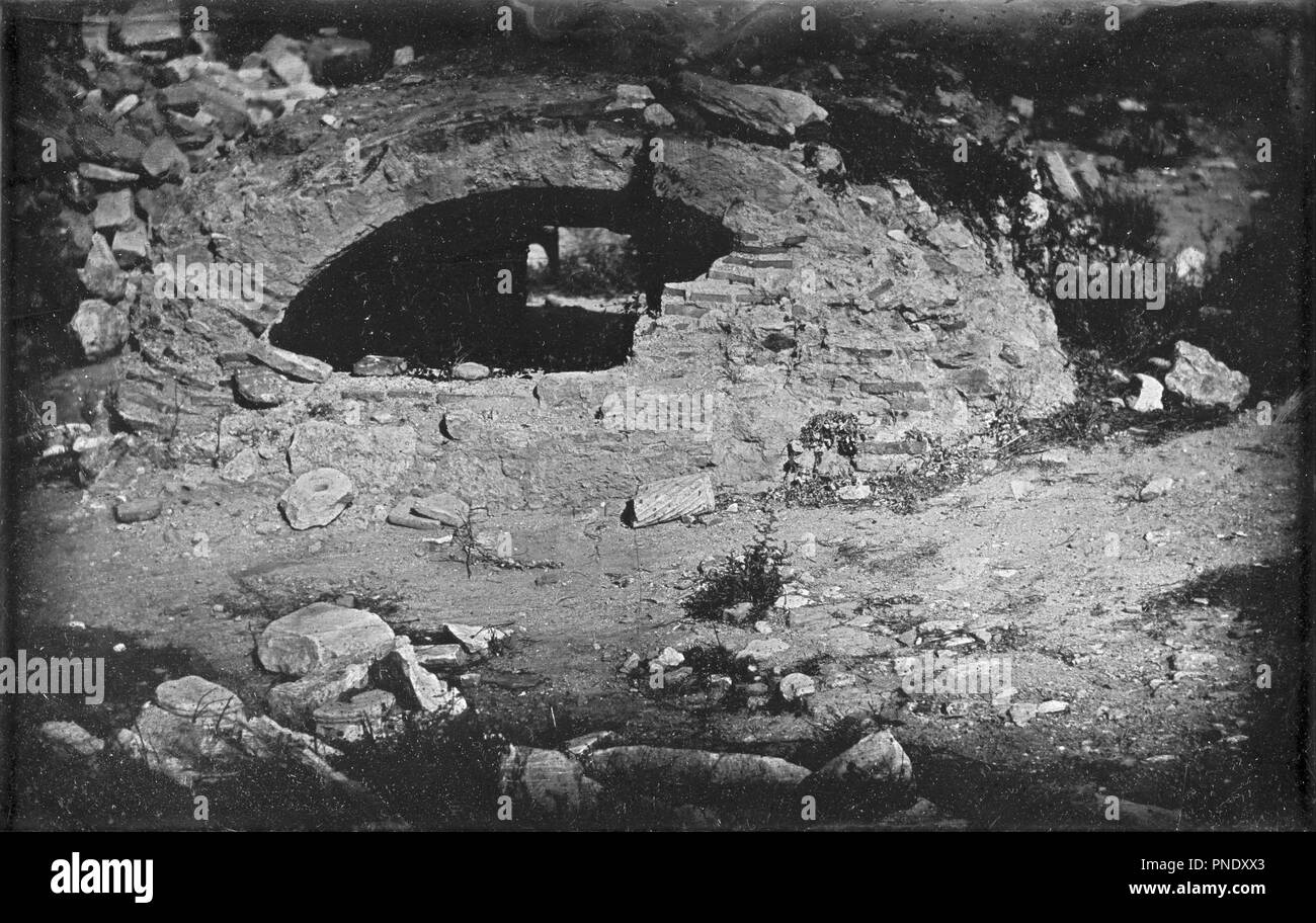 Athènes. T.[emple] de Min.[erve] Poliade (1er piani) / [Cisterna apertura in corrispondenza del piede della Erectheion, Acropoli di Atene.]. Data/Periodo: 1842. Oggetto racchiusi. Mezza piastra daguerreotype. Altezza: 122 mm (4,80 in); larghezza: 188 mm (7,40 in). Autore: Joseph-Philibert Girault de Prangey. Foto Stock