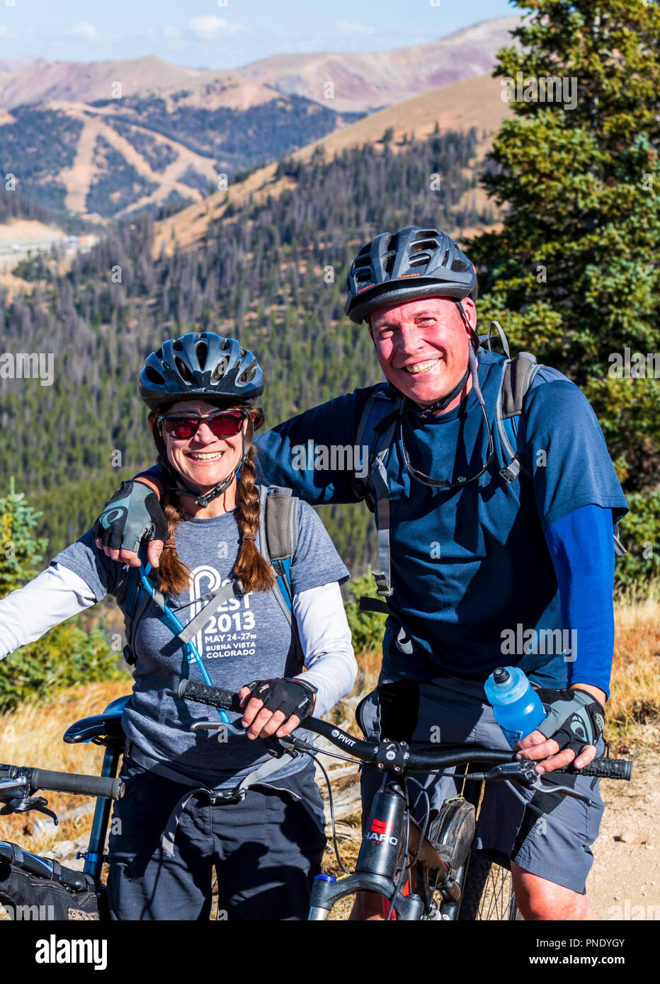 Gli amanti della mountain bike sul famoso Monarch Crest Trail, Continental Divide in Colorado, in sella a un allevatore per l'Alleanza contro l abuso domestico Foto Stock