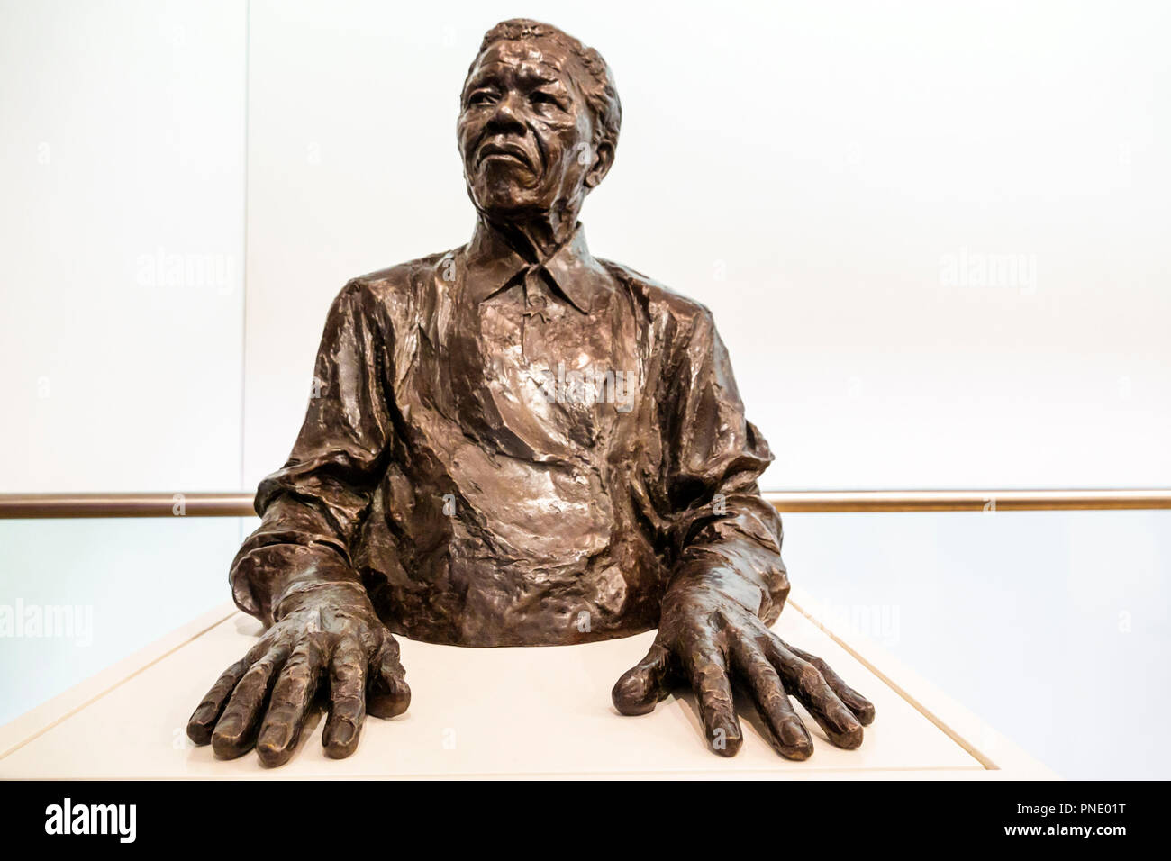 Londra Inghilterra,UK,Covent Garden,National PortraitGallery,museo d'arte,interno,contemporaneo,scultura,Nelson Mandela by Ian Homer Walters,UK GB e Foto Stock