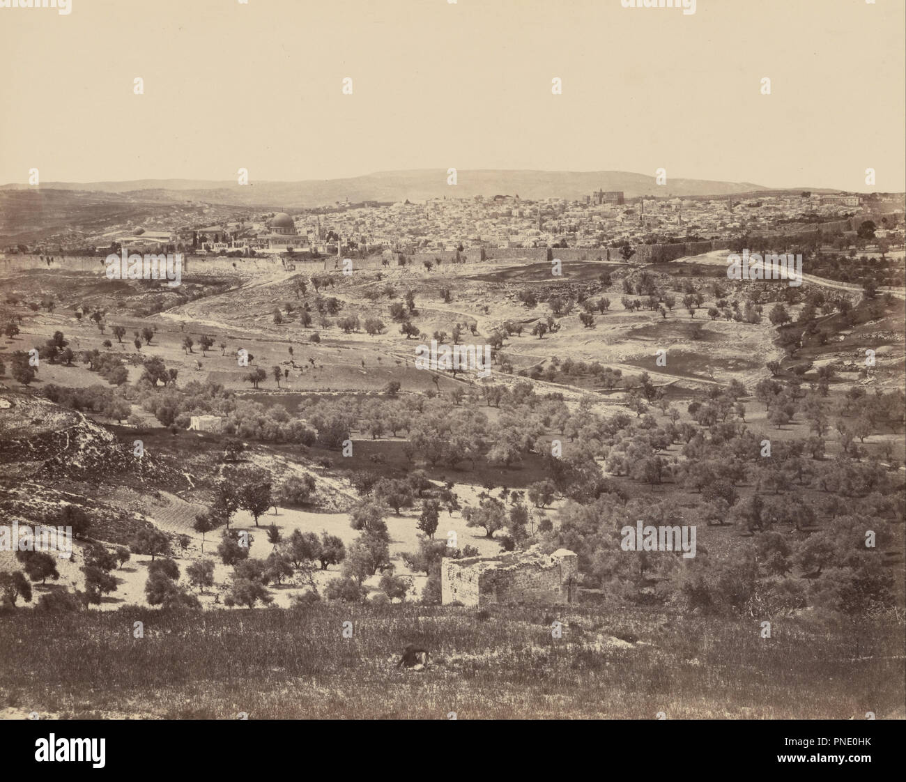 Gerusalemme dal monte degli Ulivi. Data/Periodo: 1858. Stampa. Albume d'argento. Altezza: 383 mm (15.07 in); larghezza: 489 mm (19,25 in). Autore: Francis Frith. Foto Stock