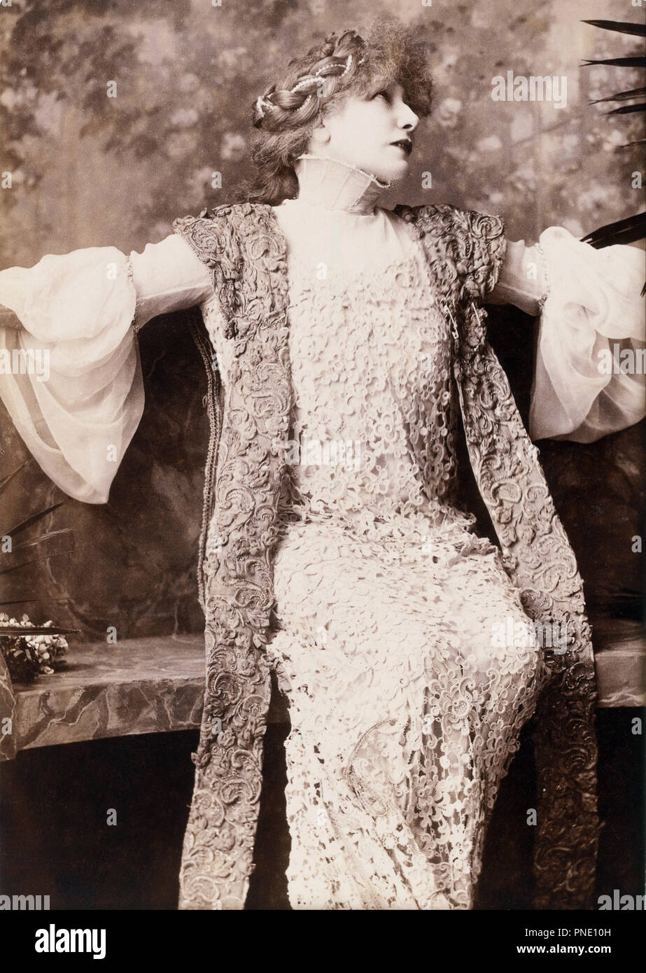 Sarah Bernhardt in 'Francesca de Rimini'. Data/Periodo: 1902. Fotografia. Albume stampa scheda cabinet albume stampa scheda cabinet. Altezza: 165 mm (6,49 in); larghezza: 109 mm (4.29 in). Autore: William e Daniel Downey. Foto Stock