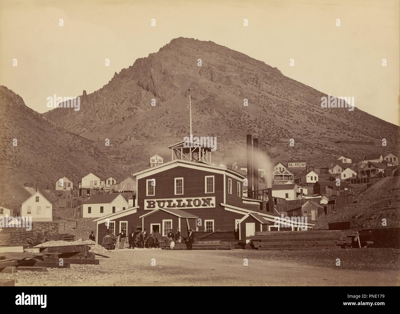 La miniera di lingotti, Virginia City, Nevada. Data/Periodo: 1875 - 1877. Stampa. Albume d'argento. Altezza: 383 mm (15.07 in); larghezza: 540 mm (21.25 in). Autore: Carleton Watkins. Foto Stock