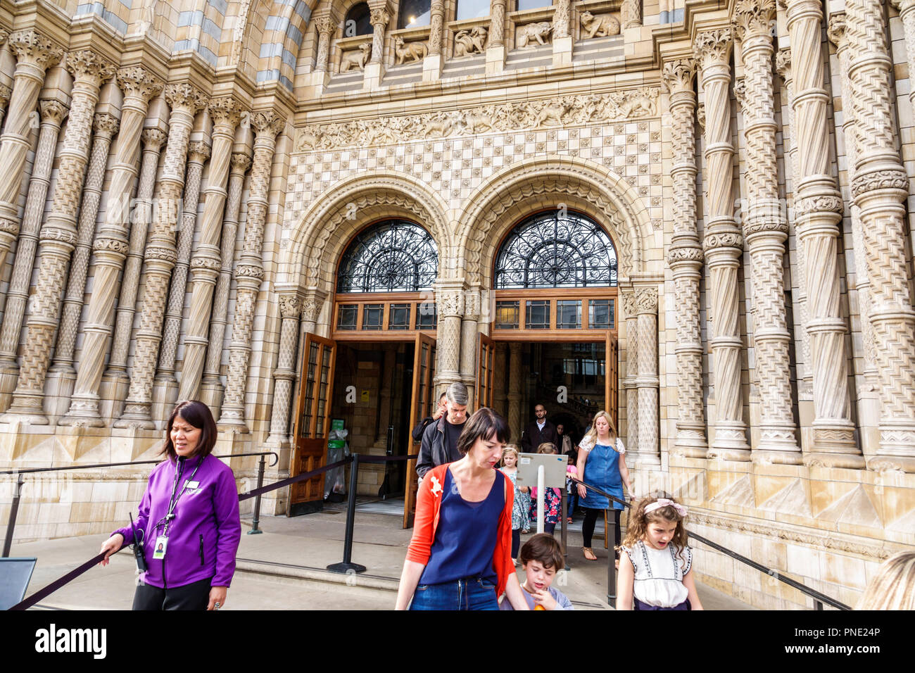Londra Inghilterra,Regno Unito Gran Bretagna,Kensington,Museo di Storia Naturale,esterno,architettura romanica,dettaglio facciata,colonne ornate Foto Stock