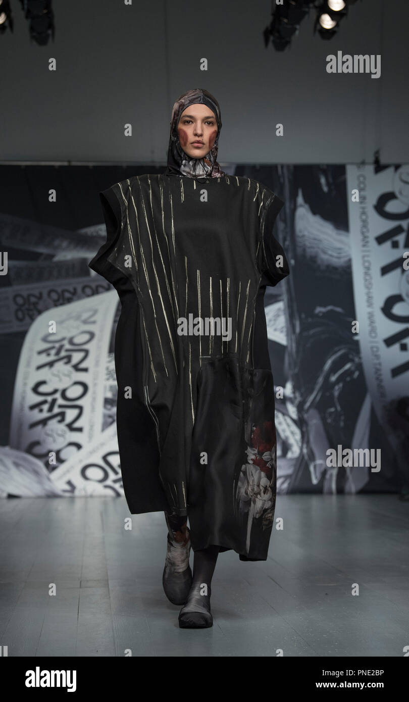 ON OFF PRESENTA SS19 IA Londra. Modello a piedi giù per la passerella presso la London Fashion Week, martedì 18 settembre 2019, 180 THE STRAND Foto Stock