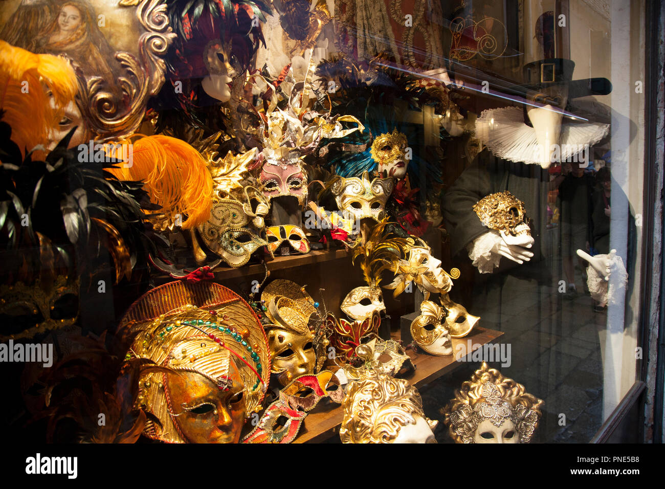 Piume bianche delle maschere veneziane, Venezia, Italia. Usato dal 1200 per  il Carnevale. Utilizzato anche per il Mardi Gras Foto stock - Alamy