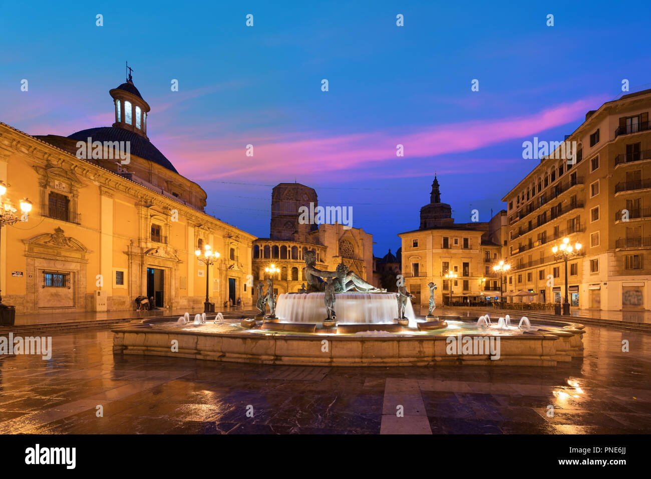Fontana Rio Turia il quadrato della Santa Vergine Maria, Cattedrale di Valencia, la Basilica della Virgen indifesi di notte a Valencia in Spagna. Foto Stock