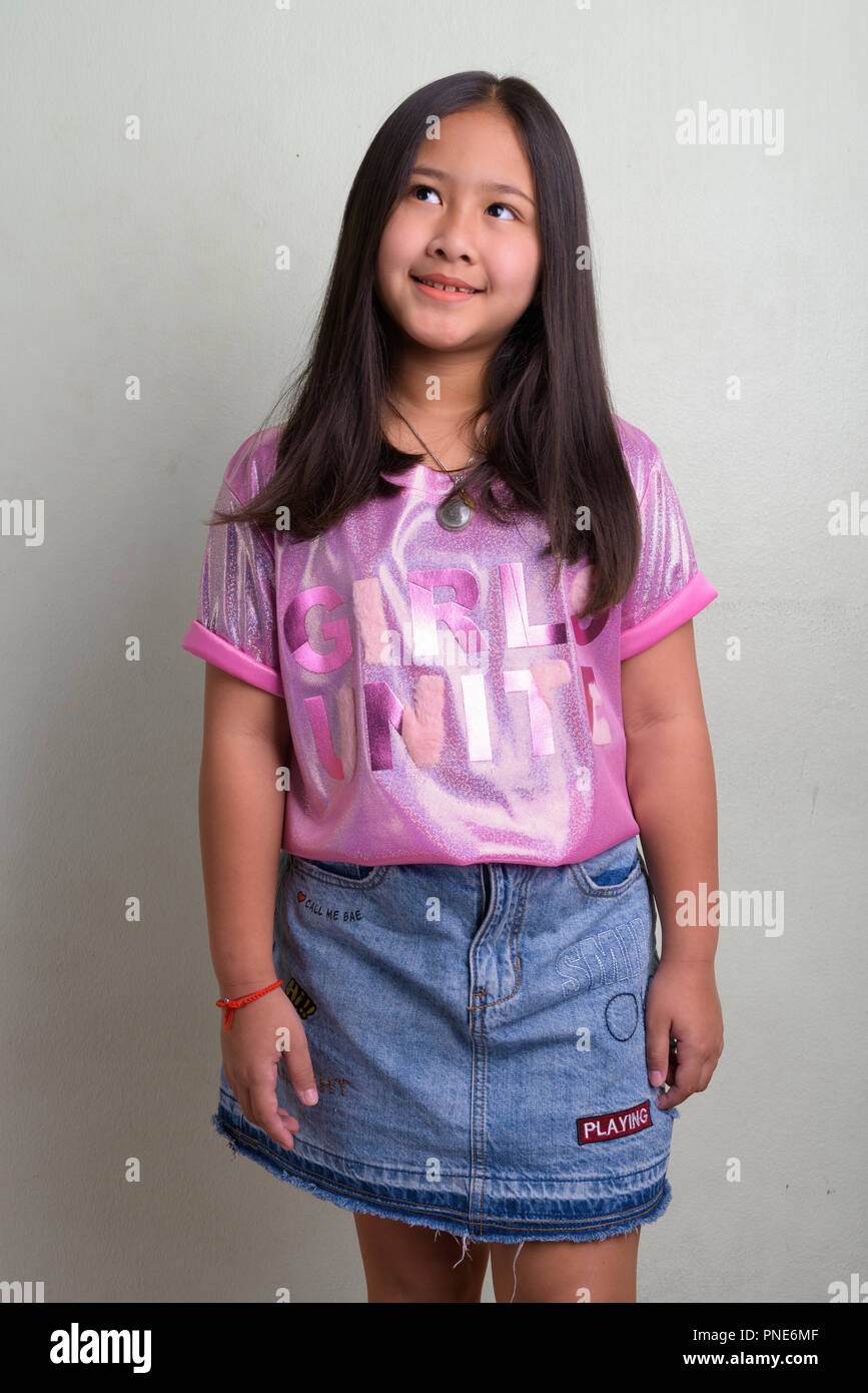 Ritratto di giovane carina ragazza asiatica indossando abiti eleganti Foto Stock