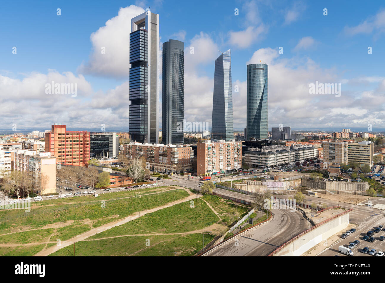 Paesaggio urbano di Madrid di giorno. Paesaggio di Madrid business building a quattro Torre. Alto edificio moderno in un quartiere commerciale area in Spagna. Foto Stock