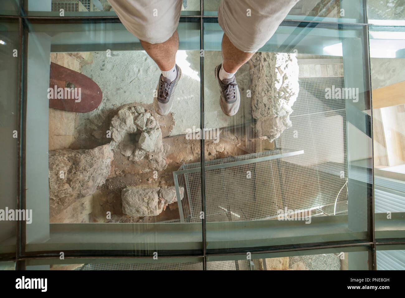 Cartagena, Spagna - Settembre 14th, 2018: Ospite sopra il pavimento in vetro della parete punica Centro di Interpretazione Foto Stock
