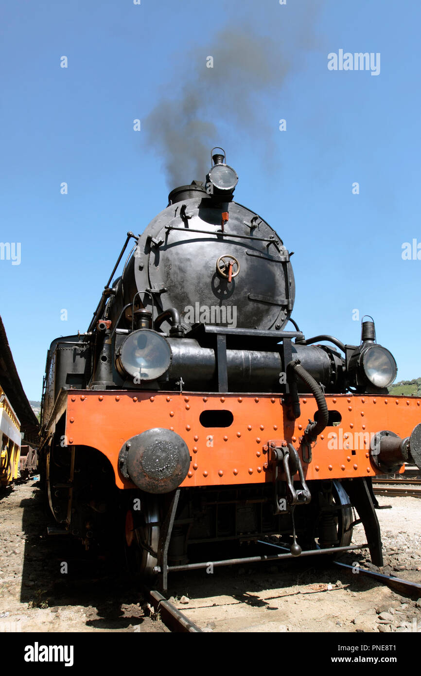 Dettaglio di Vintage motore a vapore, lavorano con fumo, contro il cielo blu Foto Stock
