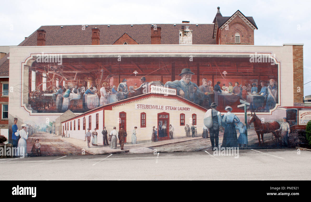 Murale del servizio di lavanderia a vapore a Steubenville, Ohio, arte murale in stile vintage che celebra il passato industriale e lo spirito laborioso della città. Foto Stock